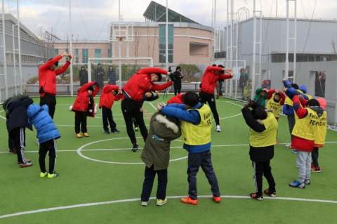 FC서울 김현성, 박용우 선수가 유소년스포츠센터 아이들과 축구클리닉을 진행하는 모습