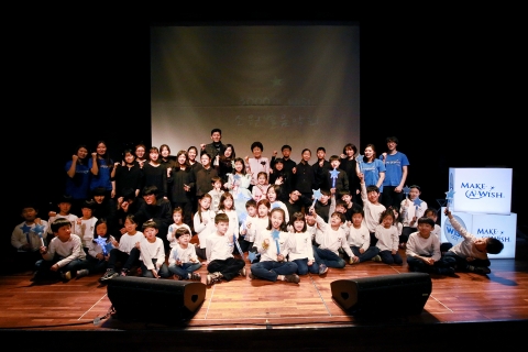 한국메이크어위시재단 손병옥 이사장(가운데)과 소원별음악회에 참석한 봉사자 및 연주회팀
