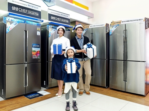 삼성전자 모델들이 10일 삼성 디지털프라자 강서본점에서 연중 가장 부담 없는 가격으로 삼성 프리미엄 냉장고를 구매할 수 있는 2015년형 냉장고 히트 모델 대상 송년 할인 이벤트를 소개하고 있다