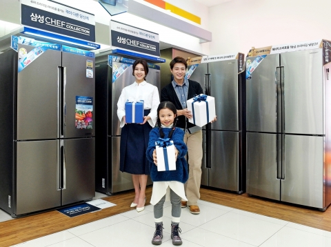삼성전자 모델들이 10일 삼성 디지털프라자 강서본점에서 연중 가장 부담 없는 가격으로 삼성 프리미엄 냉장고를 구매할 수 있는 2015년형 냉장고 히트 모델 대상 송년 할인 이벤트를 소개하고 있다