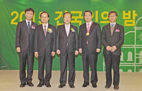10일 오후 서울 광진구 능동로 건국대 동문회관에서 열린 2015 건국인의 밤 행사에서 진웅섭 금융감독원장, 건국대 문과대학 문화콘텐츠학과 정의준교수, 동물생명과학대학 동물생명공학과 김진회 교수가 각각 자랑스러운 건국인 상과 건국학술대상을 수상한 뒤 정건수 총동문회장, 송희영 건국대 총장과 기념촬영을 하고 있다. (왼쪽부터 정의준 교수, 송희영 총장, 정건수 총동문회장, 진웅섭 금감원장, 김진회 교수)