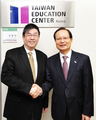 서울 광진구 능동로 건국대학교 중국연구원에서 열린 건국대 한국-대만 학술교류센터 개소식에서 송희영 건국대 총장(오른쪽)과 대만 타이베이 중국문화대학 리톈런(李天任) 총장이 현판을 제막한 후 악수하고 있다