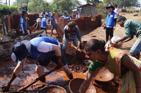 삼성물산이 인도 삼성물산 2호 마을 건설 봉사활동을 실시했다