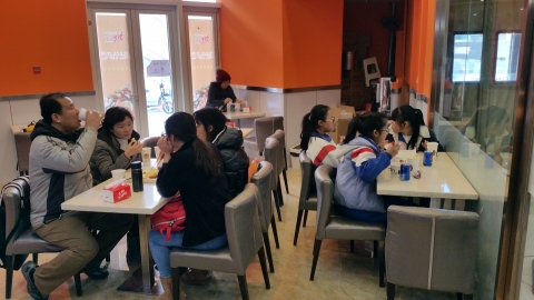 치킨파티 시닝점을 찾은 시닝시민들, 땡초 핫치킨에 대한 관심이 크다