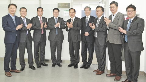 건국대)는 부동산 분야의 직업윤리 교육과 투자윤리에 대한 실증적인 연구를 진행하기 위해 케빈정/알에이케이 투자윤리센터 개소와 현판 제막식을 가졌다