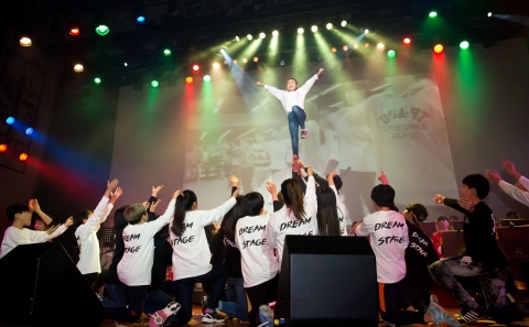 롯데월드 어드벤처가 연말을 맞아 지난 18일(금) 송파구민회관에서 400여 명의 지역주민과 함께하는 롯데월드 사랑나눔 콘서트를 개최했다