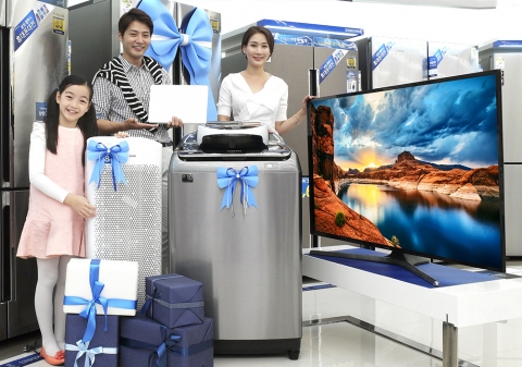 삼성전자 모델들이 삼성 디지털프라자 홍대점에서 삼성전자의 대표적인 인기 가전제품들을 소개하고 있다.