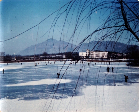 건국대가 1960년대 얼어붙은 건국대 호수에서의 스케이팅 사진을 공개했다
