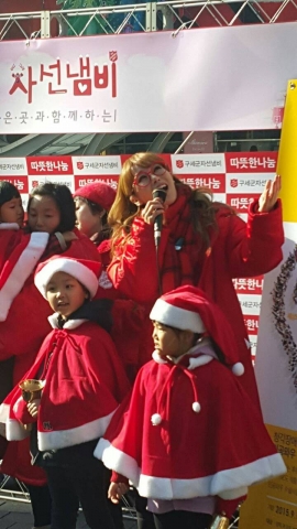 팝페라가수 이사벨이 8년째 자선냄비 거리공연을 하고 있다