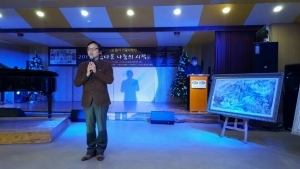 작은나눔문화진흥회 정휴준 이사장과 한국서화협회 김진철 회장이 공동주최한 소년소녀가장 돕기 기금마련 행사가 12월 18일부터 20일까지 열렸다.