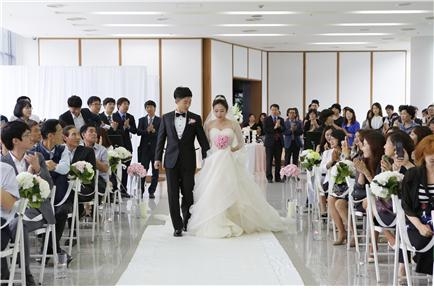 청년여성문화원이 2015 청와대 사랑채 작은 결혼식을 성황리에 마무리했다고 밝혔다