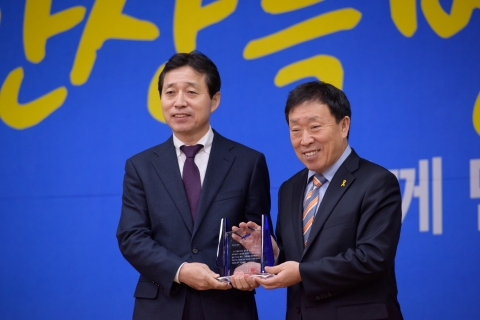 한국몰렉스가 지난 12월 24일 안산시(시장 제종길)로부터 나눔 문화 확산 유공 표창을 수상했다