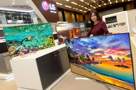 모델이 쇼룸에서 슈퍼 울트라HD TV 신제품을 소개하고 있다. 왼쪽부터 각각 65형, 65형, 86형 제품