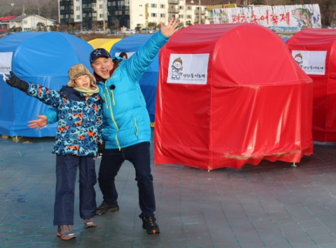 평창송어축제 홍보대사 활동중인 개그맨 염경환씨와 아들 은률군