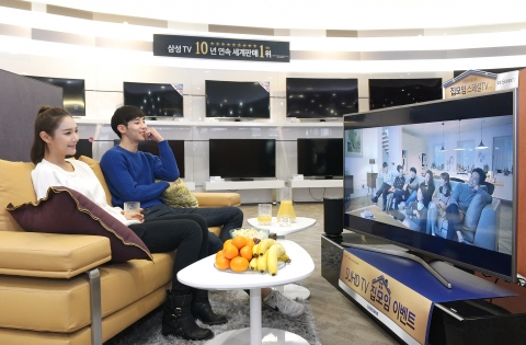 삼성전자 모델들이 4일 논현동 삼성 디지털프라자 강남본점에서 소중한 사람들과 함께하는 삼성 SUHD TV 집모임 이벤트를 소개하고 있다