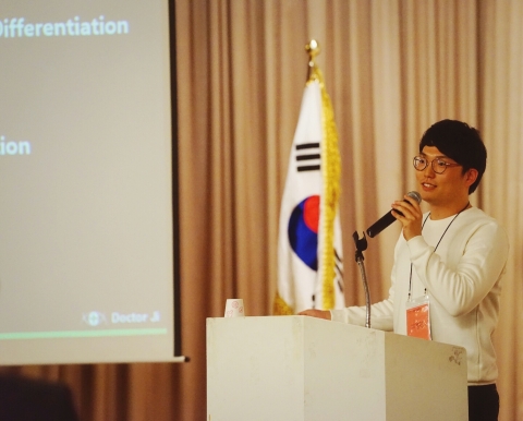 각기 전문가들에게 사업 설명회를 하는 지경민 대표
