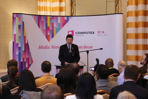 대만대외무역발전협회 총괄부사장이자 컴퓨텍스 타이페이 조직위원장인 월터 예(Walter Yeh)가 CES 2016에서 미디어 네트워크 오찬을 주재하고 있다.