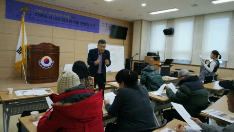 지난달 23일 충청남도 부여군에서 학부모 독서교육 강의를 진행하고 있다.