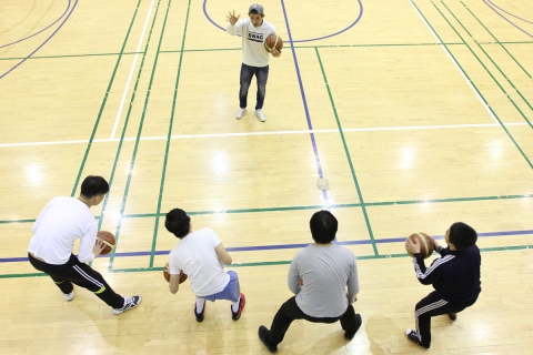 한국프로농구 선수 양동근·함지훈·김선형이 성남시 한마음복지관 지적농구팀에 수준별 맞춤 농구 지도를 했다