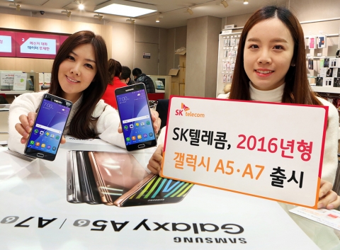 13일 중구 을지로 SK텔레콤 대리점에서 SK텔레콤 모델들이 14일 출시되는 삼성 스마트폰 ‘갤럭시 A5·A7’을 선보이고 있다