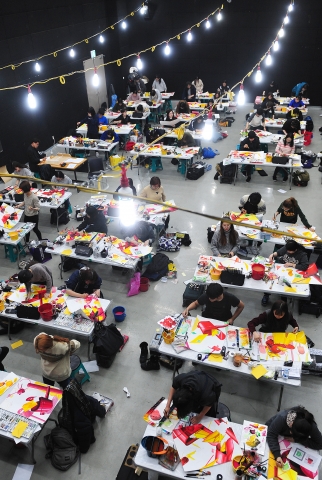 13일 오후  건국대에서 열린 2016 건국대 예술디자인대학 정시모집 실기고사에서 학생들이 작품을 완성하고 있다