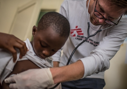 국경없는의사회는 국제 보건 사회가 이번 서아프리카 에볼라 사태를 교훈으로 삼아야 한다고 주장했다