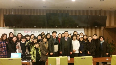 고동력 전국기업독서동아리연합회 회장이 독서경영대학 강연후 수강생들과 단체사진을 찍고 있다.