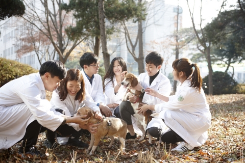 건국대학교 수의과대학 학생들로 구성된 수의료 봉사단체 동아리 바이오필리아와 수의대 교수 동문 봉사단이 19~26일 라오스에서 동물의료 해외봉사활동을 펼친다