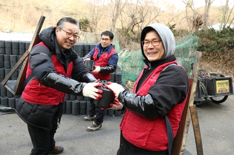 한국지멘스 더 나눔 봉사단이 지난 22일 서울 노원구 서울연탄은행을 찾아 소외된 이웃을 위한 사랑의 연탄 나눔 봉사활동을 펼쳤다