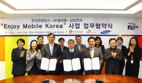 한국관광공사 서울센터에서 열린 체결식에 윤원영 SK텔레콤 생활가치부문장, 최종학 한국관광공사 국민관광본부장, 김진해 삼성전자 한국총괄 모바일영업팀장 등이 참석했다