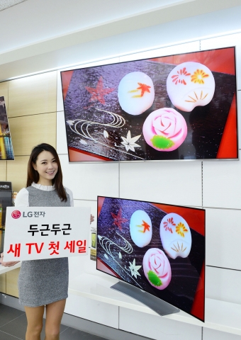 모델이 LG전자 LG베스트샵 동교점에서 LG  슈퍼울트라HD TV(55UH9300, 윗쪽)와 LG 울트라 올레드 TV(65EG9470, 아래쪽) 등 구매혜택을 늘린 LG 프리미엄 TV를 소개하고 있다.