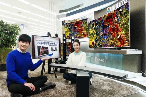 삼성전자 모델이 삼성 디지털프라자 홍대점에서 S골드러시 홈시어터 보상행사 대상 제품인 SUHD TV(JS9500)와 사운드바(HW-J8501) 제품을 소개하고 있다