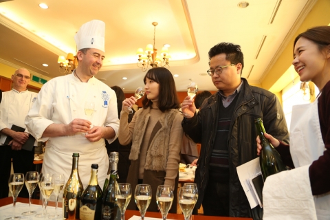 프랑스 요리학교 르 꼬르동 블루-숙명 아카데미가 훈제 연어 & 캐비어 요리 시연과 와인 페어링 특강을 개최했다