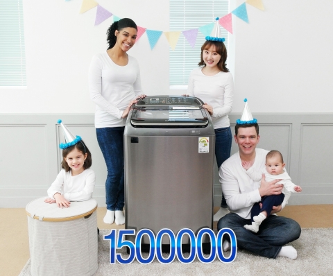 삼성전자 모델들이 3일 출시 1년만에 글로벌 150만대 판매를 기록한 액티브워시 세탁기를 소개하고 있다