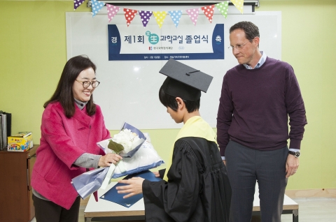 한국로슈 제1회 생생과학교실 졸업식이 첫 번째 수혜 지역아동센터인 영등포구 소재 햇살가득지역아동센터에서 진행됐다. 한국로슈 대니엘 플루스 상무의 수료증 전달 후, 문소연 상무가 선물을 전달하고 있다