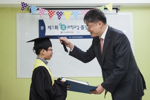제 1회 생생과학교실 졸업식에는 한국로슈, 한국과학창의재단과 이화여자대학교 이화창의교육센터 관계자가 참여해서 프로그램을 수료한 어린이들을 축하했다. 한국과학창의재단 김승환 이사장이 수료증 증정하고 있다