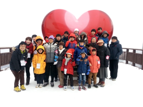 1월 26일~27일 KMI 대구센터가 후원한 스키캠프에 참여한 수녀님들과 수도사, 아이들이 기념촬영을 하는 모습이다