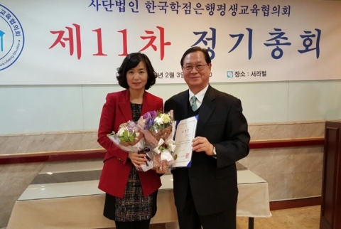 에듀윌 원격평생교육원 윤장숙 전임교수(왼쪽)가 교육부장관 표창을 받은 후 한국학점은행평생교육협의회 김용현 회장(오른쪽)과 기념촬영을 하고 있다
