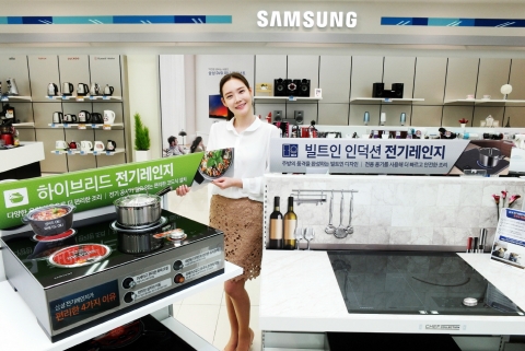 삼성전자 모델이 18일 강서구 염창동 삼성 디지털프라자 강서본점에서 삼성 프리미엄 전기레인지를 소개하고 있다
