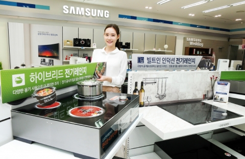 삼성전자 모델이 18일 강서구 염창동 삼성 디지털프라자 강서본점에서 삼성 프리미엄 전기레인지를 소개하고 있다