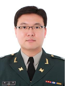 방위사업청 소속 최기일 육군 소령이 현역군인으로는 처음으로 국내 제1호 방위사업학 박사 학위를 취득했다