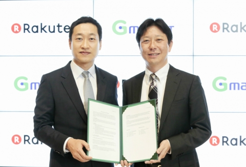 G마켓과 라쿠텐이 23일 도쿄 라쿠텐 본사에서 상호간 상품 수출 지원을 위한 업무 협약을 체결했다. 협약식에는 G마켓 전항일 대표(왼쪽), 라쿠텐 다카하시 마사토 마켓담당 사장(오른쪽) 등이 참석했다. G마켓은 이번 협약을 계기로 패션, 뷰티 등 소호 판매자들의 일본 수출을 지원하고, 일본 온라인쇼핑고객들에게 우수한 한국상품을 소개할 예정이다.