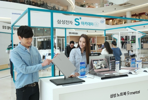 삼성전자 모델이 지난 20일 첫 번째 체험 행사가 열린 영등포 타임스퀘어에서 최신 IT제품을 소개하고 있다