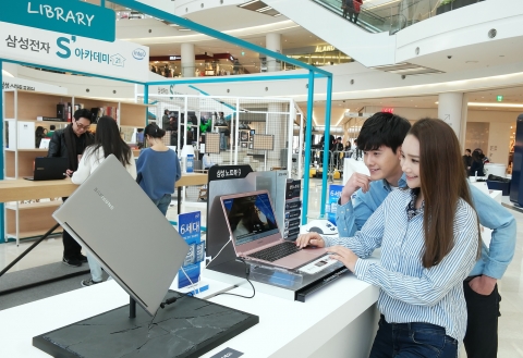 삼성전자 모델이 지난 20일 첫 번째 체험 행사가 열린 영등포 타임스퀘어에서 최신 IT제품을 소개하고 있다