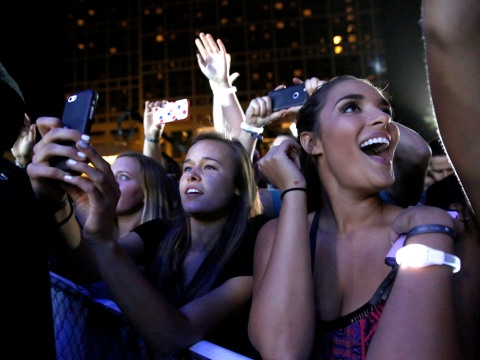 제이슨 데룰로와 힐튼이 “스탑 클리킹 어라운드(Stop Clicking Around) 콘서트로 음악 팬들을 초대, 힐튼 샌디에이고 베이프런트에서 2016년 2월 27일 서프라이즈 콘서트를 시작했다.