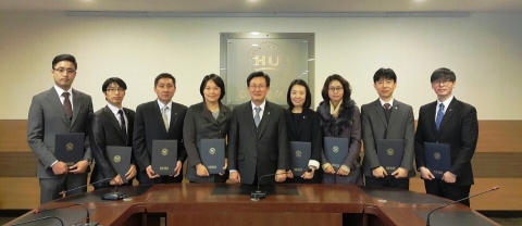 사진 왼쪽부터 최윤성, 정관수, 서대원, 박현주, 강희성 총장, 김은정, 곽미영, 김형언, 왕중산