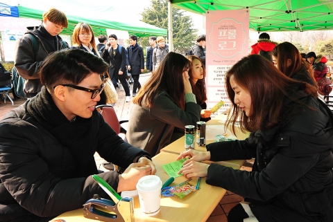 2일 오후 서울 광진구 능동로 건국대학교 학생회관 앞에서 총학생회 등 학생자치기구와 행정부서 직원들이 신입생을 위한 대학생활 안내 1대1 상담 부스인  프롤로그를 운영하며 장학금 안내, 해외 복수학위와 교환학생 등 파견프로그램들을 안내하고 있다