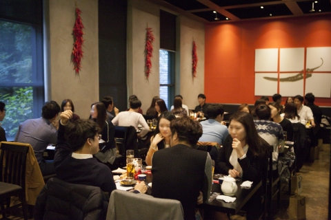 지난 해 10월 서울 종로구 그랑서울몰에서 열린 할로윈데이 in 로맨틱 그랑서울 단체미팅 이벤트에 참가한 남녀 참가자들이 맛있는 음식과 이야기를 나누며 즐거운 시간을 보내고 있다