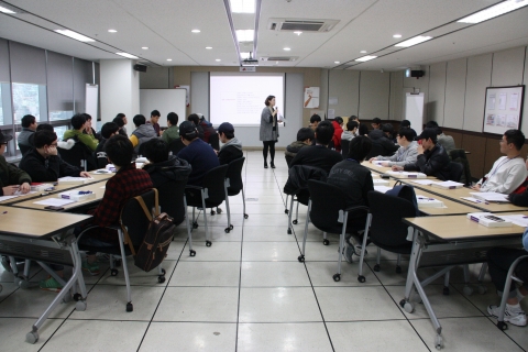 부산사회복무교육센터가 8일 직무교육 중 지역사회의 명사를 초청하여 사회복무요원들의 정신건강을 위한 위한 특강을 했다