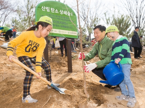 이브자리는 서울시와 함께 26일 탄소상쇄 숲 조성행사를 실시한다